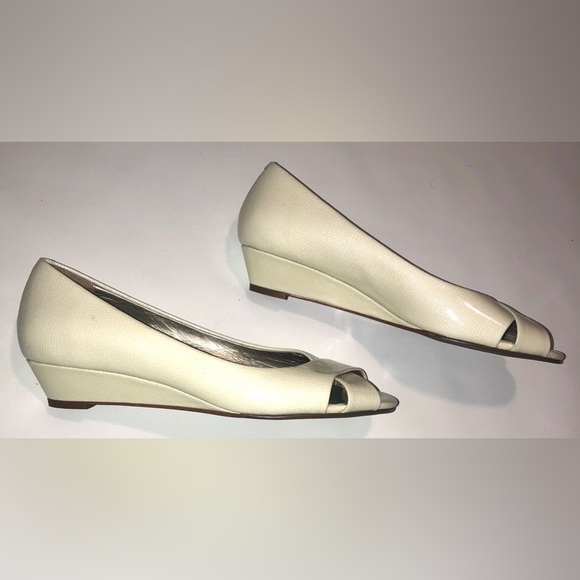 New Women’s Cole Haan Air Elly Pump 7.5  Ivory Patent Criss Cross Peep Toe Wedge - Picture 4 of 8